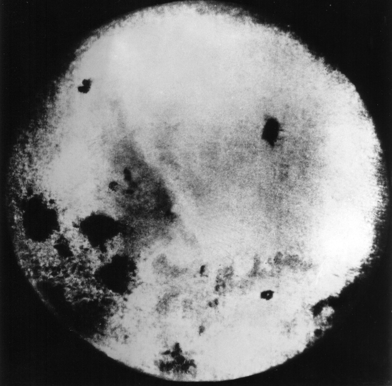 Fotografía del lado lejano de la Luna tomada y transmitida de vuelta a la Tierra por la sonda lunar soviética, Luna 3 de Frederick (attr. to) Barnard