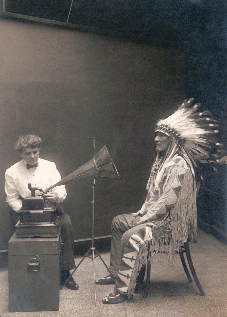 Indio Piegan, Jefe de la Montaña, escuchando una grabación con la etnóloga Frances Densmore de . .