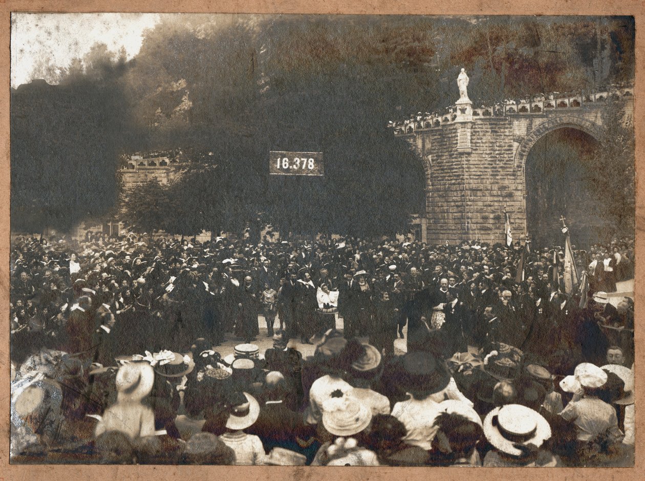Peregrinación de Lourdes. 1910 (foto en blanco y negro) de . .