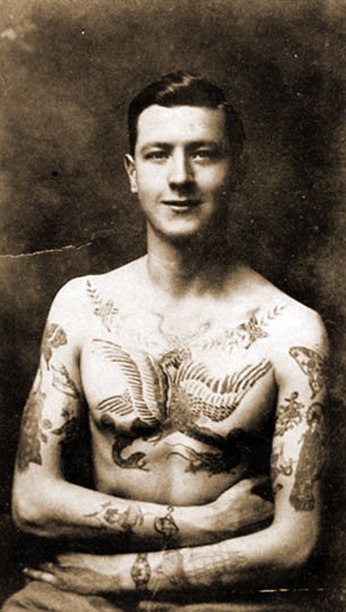 Retrato de un hombre con tatuajes elaborados c.1920 (foto en blanco y negro) de Hippolyte Lalaise Devéria