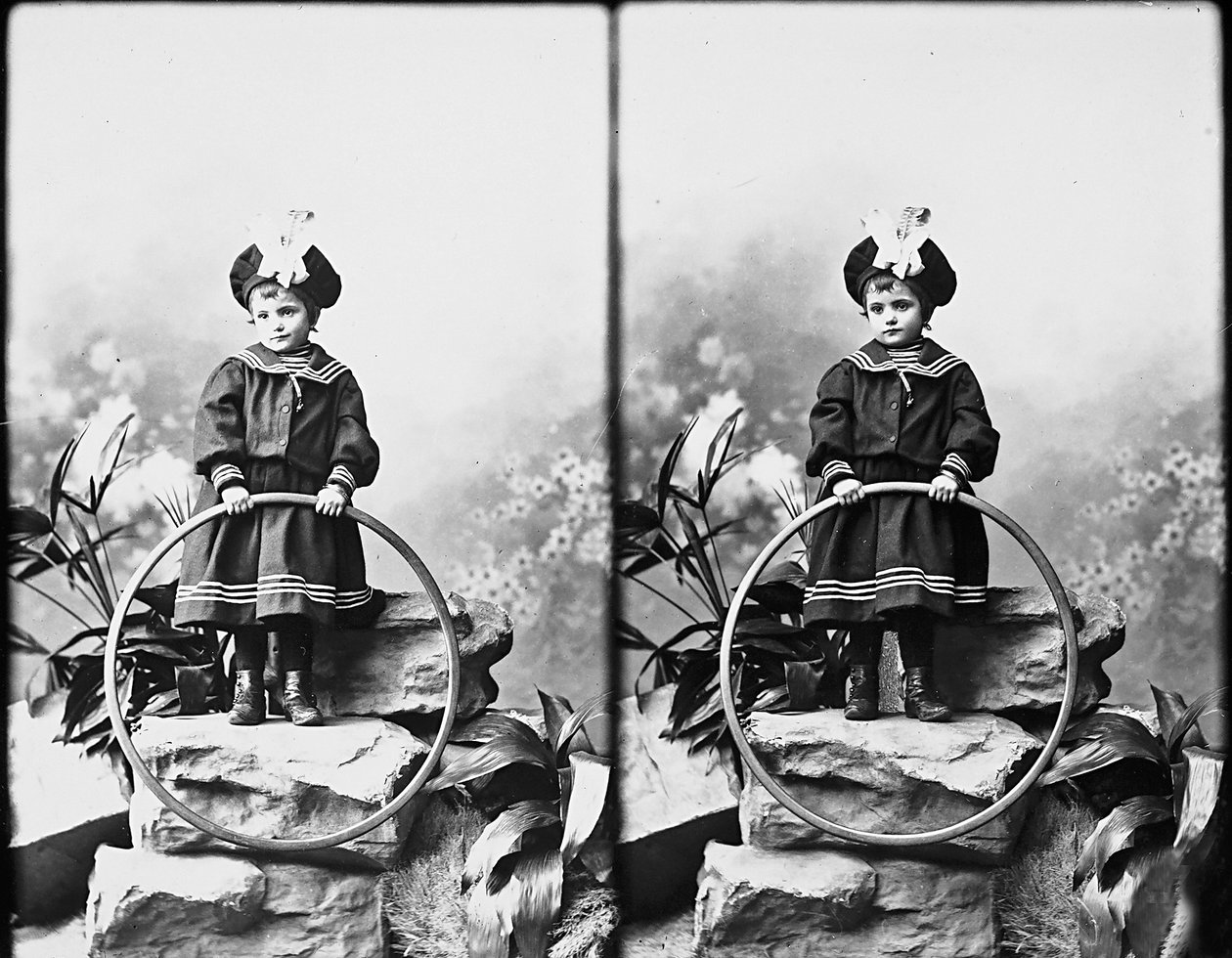 Retrato de una niña con traje de marinero, fotografía estereoscópica de Henry Charles Fehr