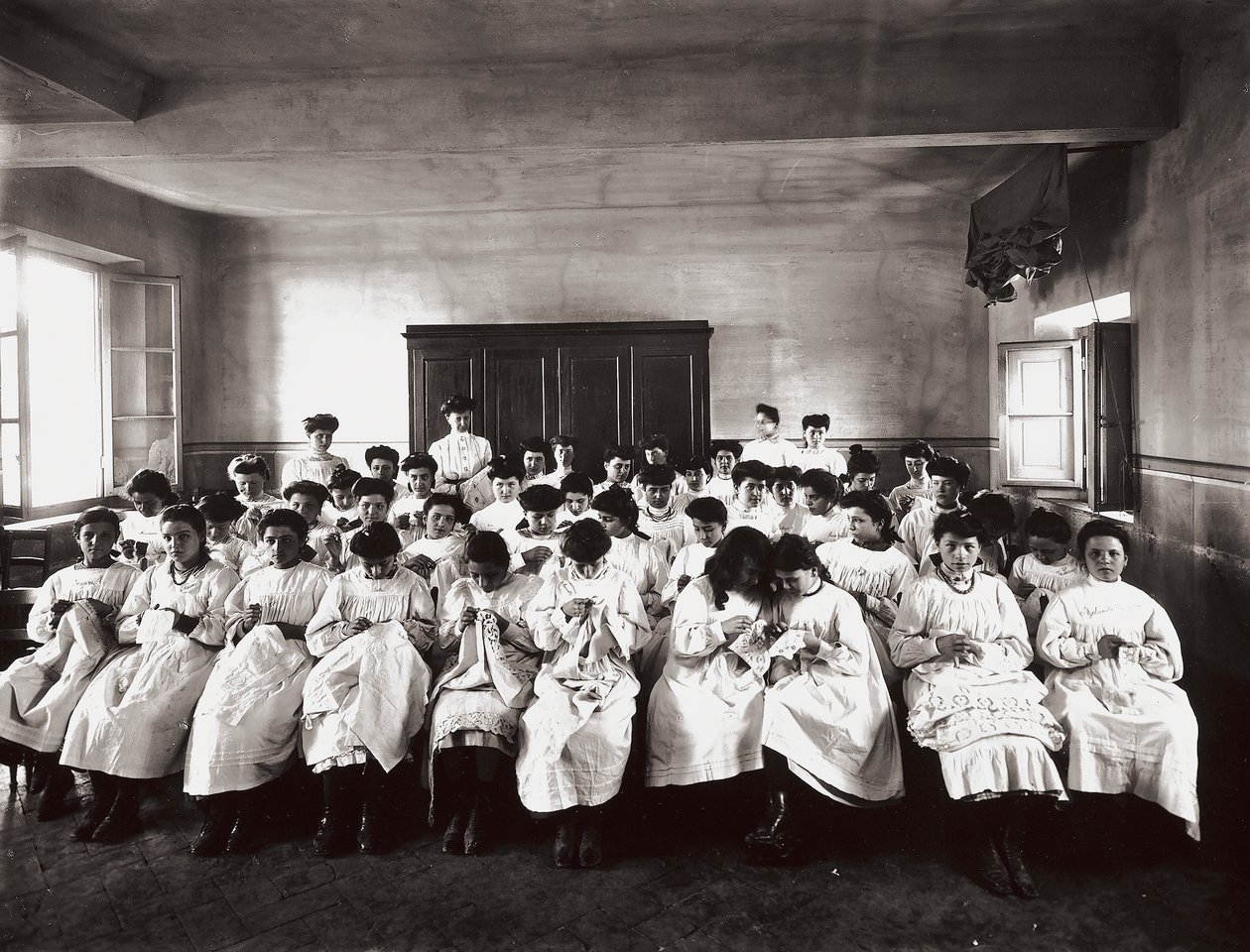 Escuela profesional para mujeres en Florencia: una lección de bordado de Henry Charles Fehr