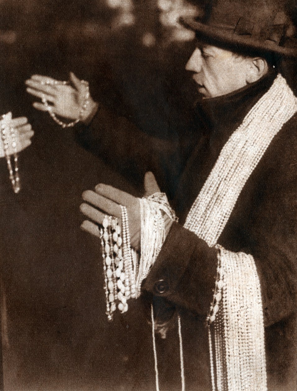 Vendedor tiene un ahorrador de perlas en las calles de Nueva York, EE.UU. 1929 (impresión) de . .