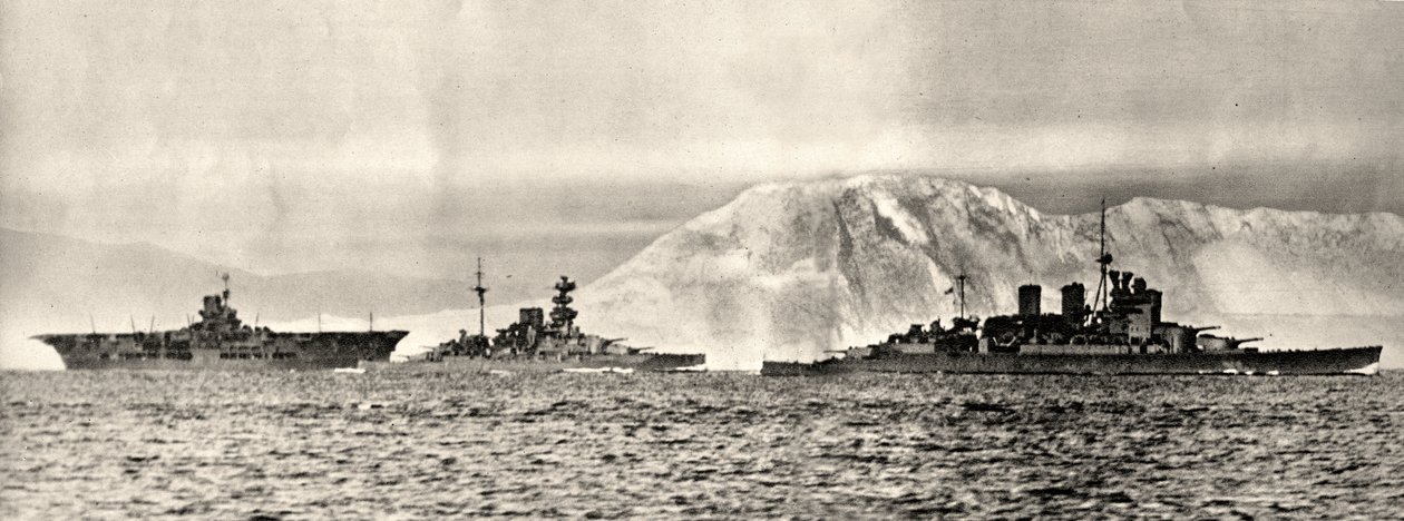 Barcos HMS Ark Royal, HMS Malaya y HMS Renown saliendo de su base en Gibraltar, c.1940 de . .