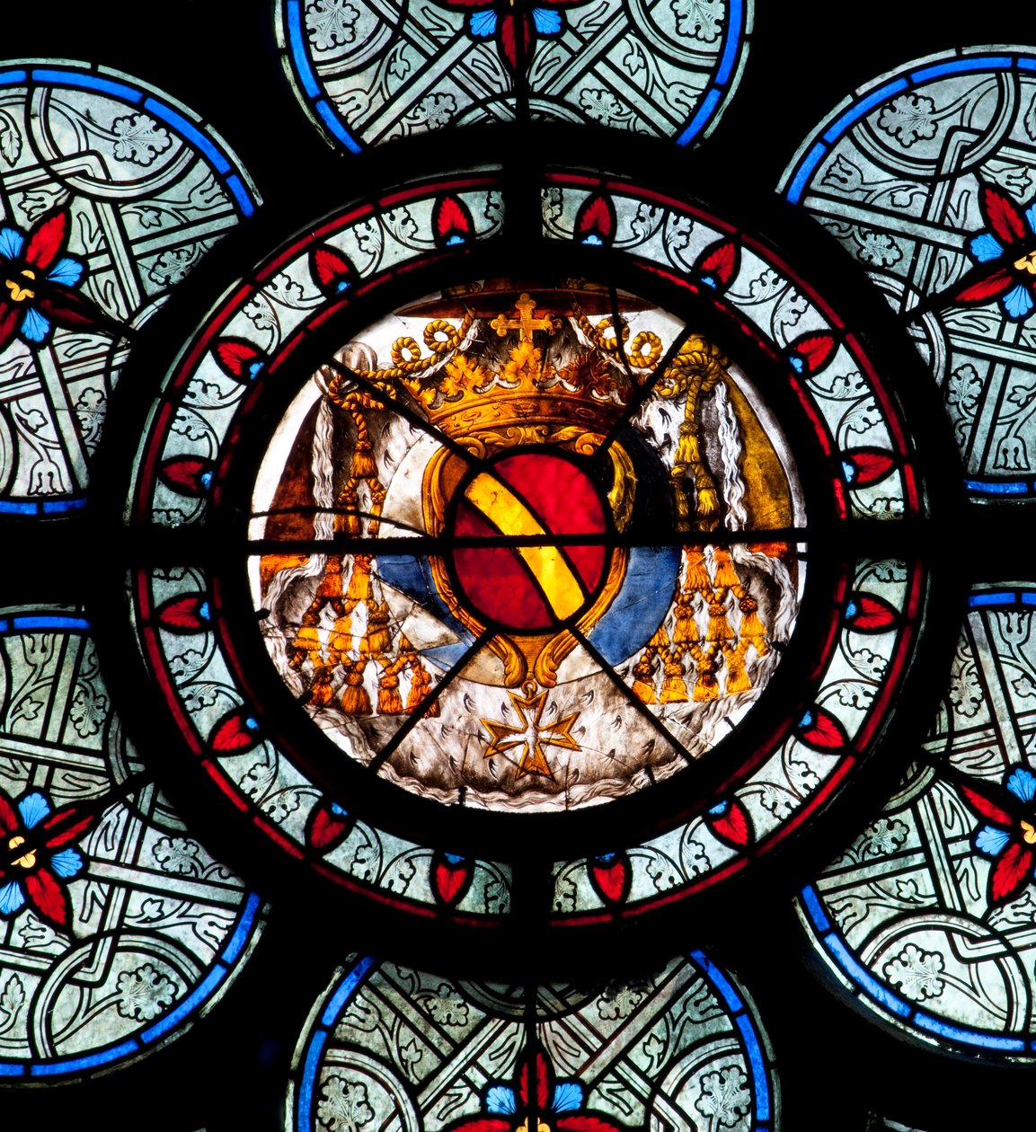 El óculo del tímpano de una de las dos ventanas de la capilla de Noailles, con los brazos del cardenal, pintado a mediados del siglo XVIII por Jean Le Vieil. Catedral Notre Dame de París - París 4 - XIII, XIII, XIX, rehabilitación por Vi de . .