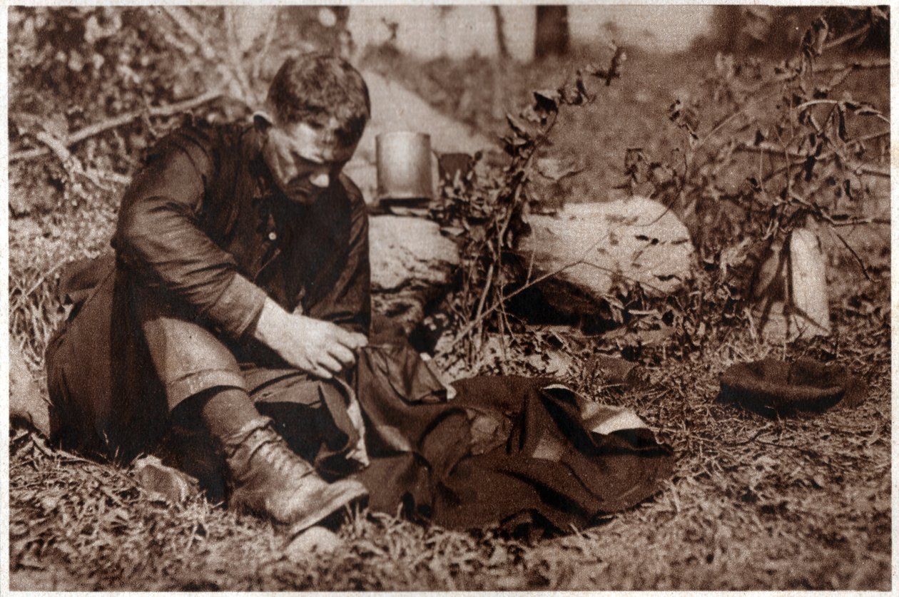 Vagabundo remendando su ropa. 1929 de . .