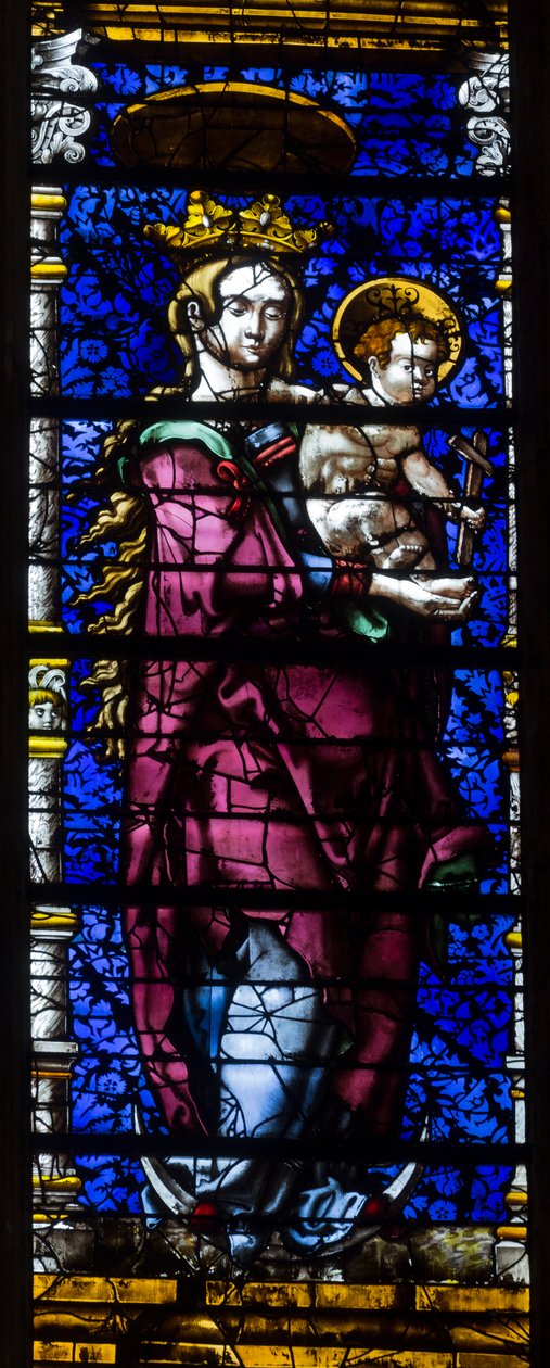 Virgen del Apocalipsis. Vidriera. Catedral de San Esteban en Metz de . .