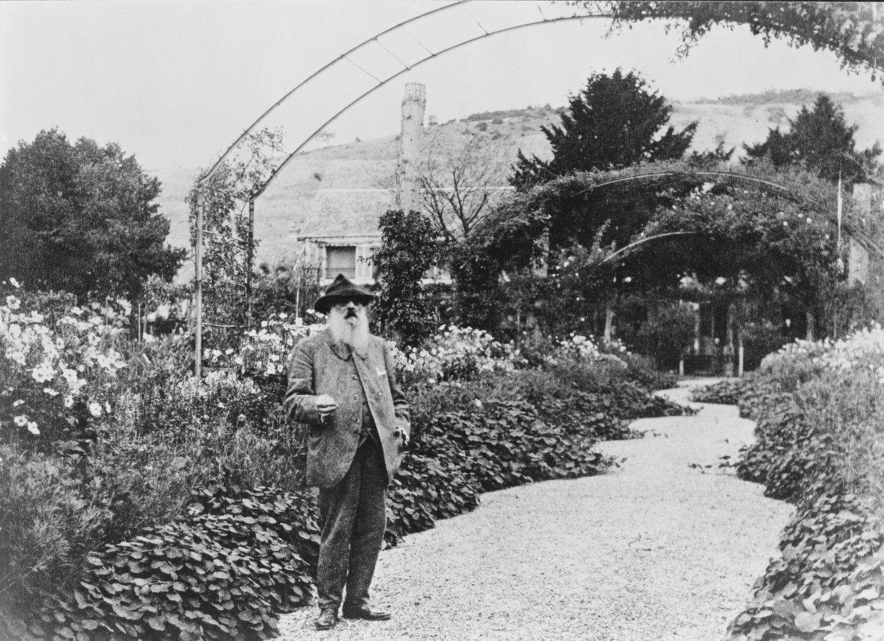 Claude Monet (1840-1926) en su jardín en Giverny, 1925 de French Photographer