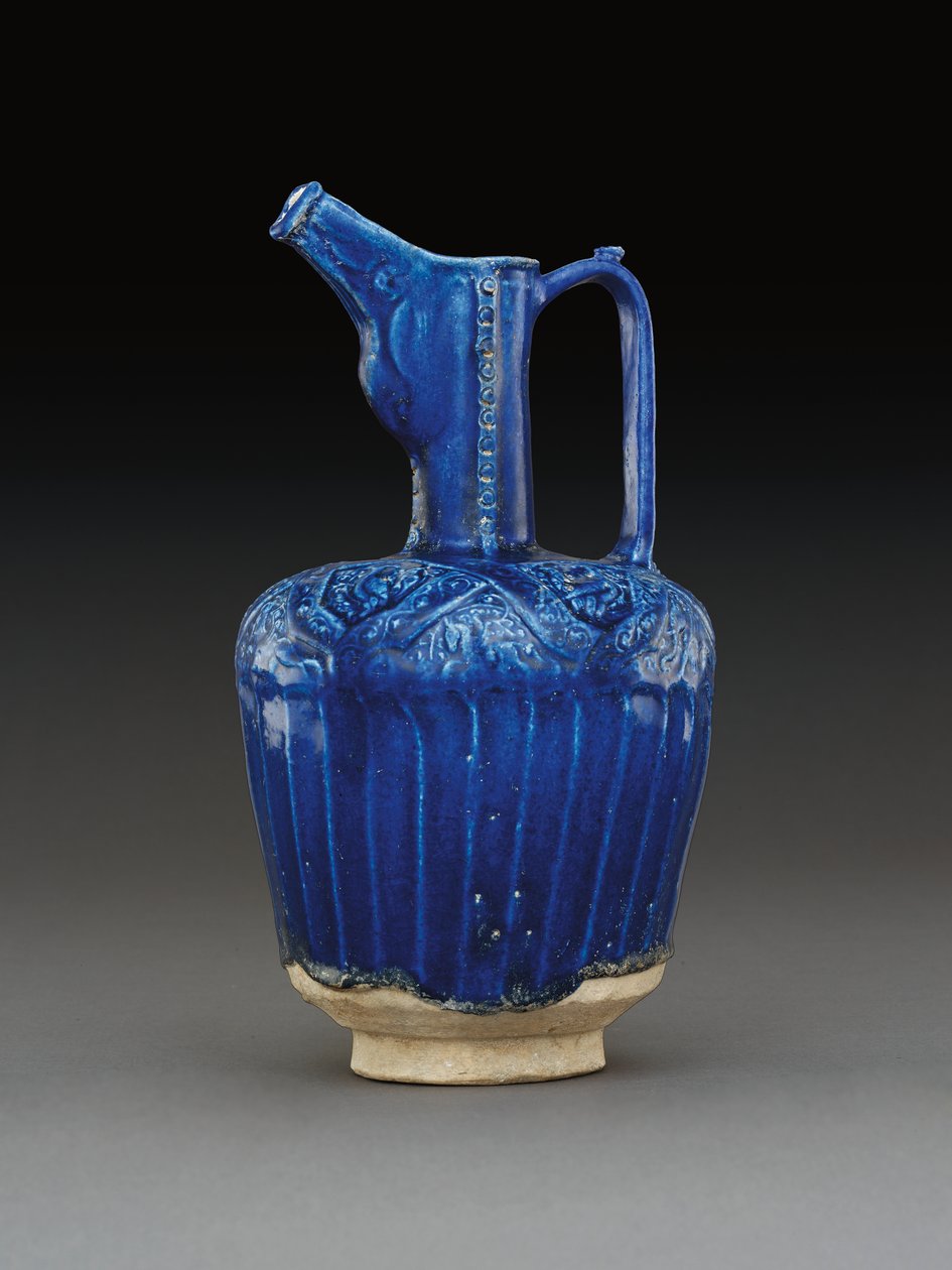 Jarra de cerámica moldeada monocromática de color azul cobalto de Nishapur, Irán oriental de School Iranian