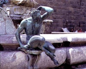 La Fuente de Neptuno (detalle de un sátiro) de Giambologna
