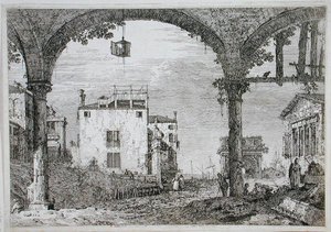 Vista a través de un arco hacia edificios costeros