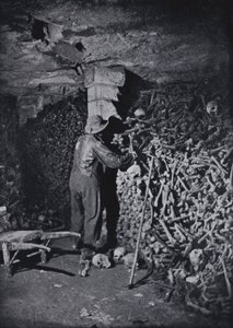 En las catacumbas de París (foto en blanco y negro) de Nadar