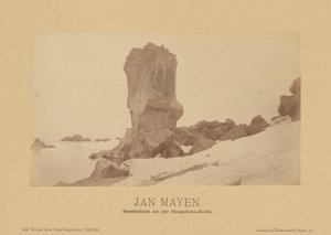 Jan Mayen, columnas de basalto en Hoopsticks Bay de (Linienschiffs Lieutenant) Richard Basso