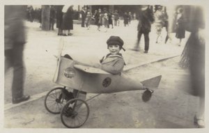 Niño en un avión de juguete (foto b/n)
