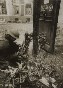 Cambrai, candelabros atados en haces, preparados para no ser retirados por los alemanes, pero dejados atrás de (after) English photographer