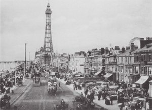 Central Promenade, Blackpool (foto en blanco y negro) de (after) English photographer