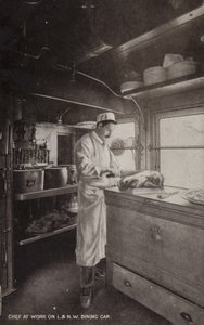 Cocinero trabajando en el vagón restaurante L y NW (foto b/n) de (after) English photographer
