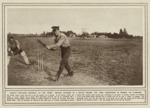 El cricket sustituye al fútbol en el frente, soldados británicos en un partido tras las líneas en algún lugar de Francia, o Flandes (foto b/n). de (after) English photographer