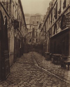 La cour du Dragon, parte baja de la rue de Rennes (foto en blanco y negro) de (after) French Photographer