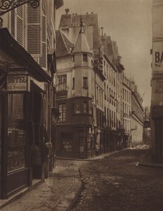 La antigua calle de la Escuela de Medicina en la esquina de la calle Larrey en 1866, a la izquierda, la casa de Marat de (after) French Photographer