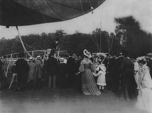 Santos Dumont y su dirigible (foto en b/n) de (after) French Photographer