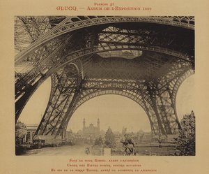 Bajo la Torre Eiffel, antes de subir