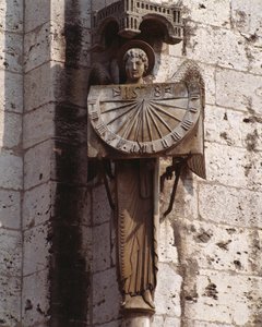 Arte Gótico: representación del Ángel en el Reloj de Sol. Escultura del siglo XX después de un original del siglo XVI conservado en la cripta, esquina suroeste de la Basílica Notre Dame de Chartres (Eure et Loir)