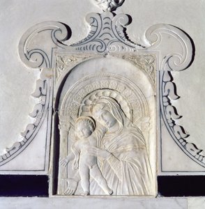 Bajorrelieve de una Madonna y el Niño