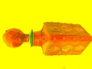 Botella de whisky con tapa de cuero y tachuelas de Martina Konitzky