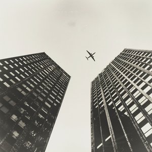 Avión volando a través de dos torres, la fotografía con y negro, impresiones de arte de la pared en la demanda de F. Abderrahim