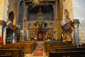 Interior de la iglesia de San Mercurio en Abu Sefein, en el Cairo Antiguo, una histórica iglesia copta ortodoxa con iconos y un iconostasio de madera.