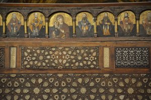 Interior de la iglesia de San Mercurio en Abu Sefein, en el Cairo Antiguo; iconostasio de madera