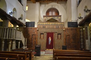 Interior de la iglesia de Abo Serga en el Cairo Antiguo, una histórica iglesia copta ortodoxa con iconos y un iconostasio de madera