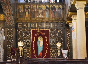 Interior de la Iglesia Colgante en el Cairo Antiguo, una histórica iglesia copta ortodoxa con iconos y un iconostasio de madera