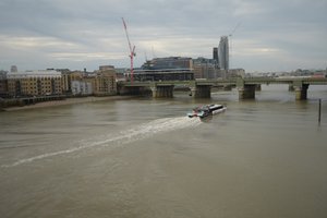 El Puente de Londres sobre el río Támesis, en el corazón de Londres