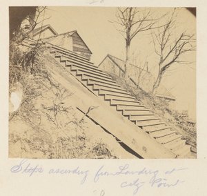 Escaleras que ascienden desde Landing at City Point de A.J. Russell