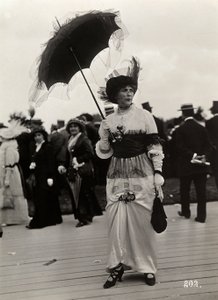 Moda en las carreras: una espectadora femenina en la Journée des drags, Auteuil, Francia