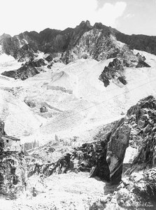 Una cantera de mármol en los Alpes Apuanos, en Toscana (foto en b/n) de A. Corsini