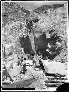 Alpi Apuane (Carrara). Canteros y bloques de mármol siendo cuadrados (foto en blanco y negro) de A. Corsini