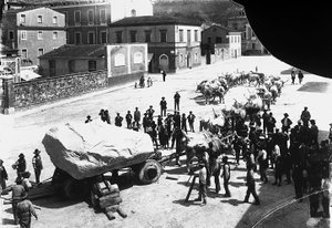 Carrara: numerosos bueyes tiran de un carro cargado con un enorme bloque de mármol proveniente de las canteras de Apuan (foto en b/n)
