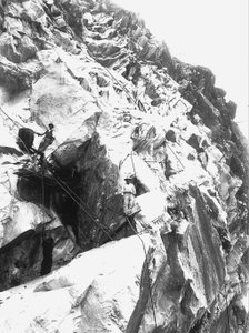 Excavadoras trabajando en una cantera de la empresa "Fabbricotti" en Lorano, en los Alpes Apuanos (foto en b/n) de A. Corsini