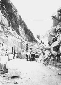 Excavadoras trabajando en una cantera de mármol en los Alpes Apuanos, Toscana (foto en b/n)