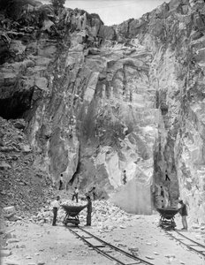 Excavadores trabajando en una cantera de mármol en los Alpes Apuanos, en Toscana (foto en blanco y negro) de A. Corsini