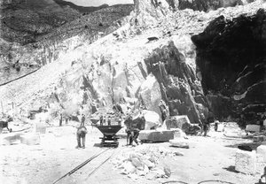 Excavadores trabajando en la cantera de mármol "Fabbricotti" en los Alpes Apuanos, Toscana (foto en b/n) de A. Corsini