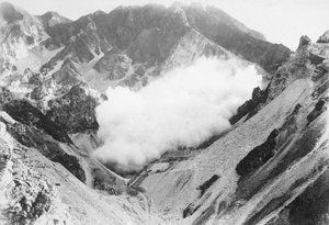Explosión en una cantera de mármol en los Alpes Apuanos, Toscana (foto en blanco y negro)