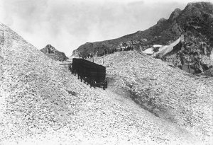 Transporte de un enorme convoy que contiene mármol, a lo largo de una carretera cerca de una cantera en los Alpes Apuanos, Toscana (foto en blanco y negro) de A. Corsini