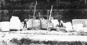 Dos máquinas para cuadrar mármol trabajando en una cantera en los Alpes Apuanos, Toscana (foto en blanco y negro) de A. Corsini