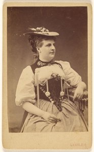 [Mujer no identificada en traje nativo con sombrero, sentada] de A. Gabler