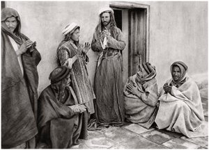 Un mulá enseñando una oración a un joven, Irak, 1925