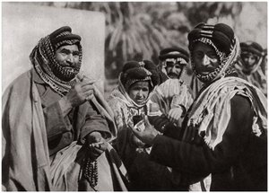 Un jeque disfrutando del famoso café árabe, Irak, 1925